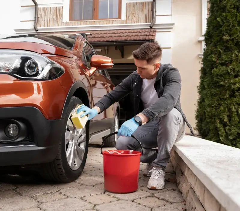 Lavage auto à domicile Essarts-en-Bocage : professionnel intervenant sur un véhicule